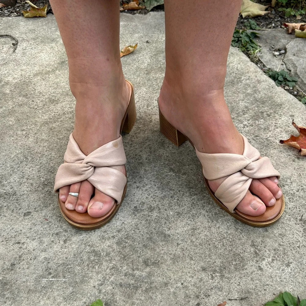 Mila  Paoli pink twist platform sandals, size 9